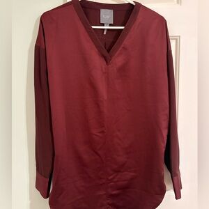 Lysse women’s two-toned, v-neck top